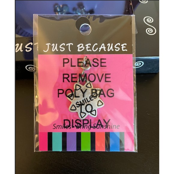 New-Silver Toggle Bracelet with Charm -Purple, Blue Beads, Daisies - Picture 6 of 7